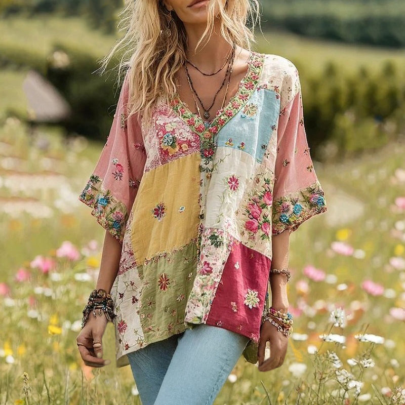 Bloes met bloemen- en kleurblokpatroon