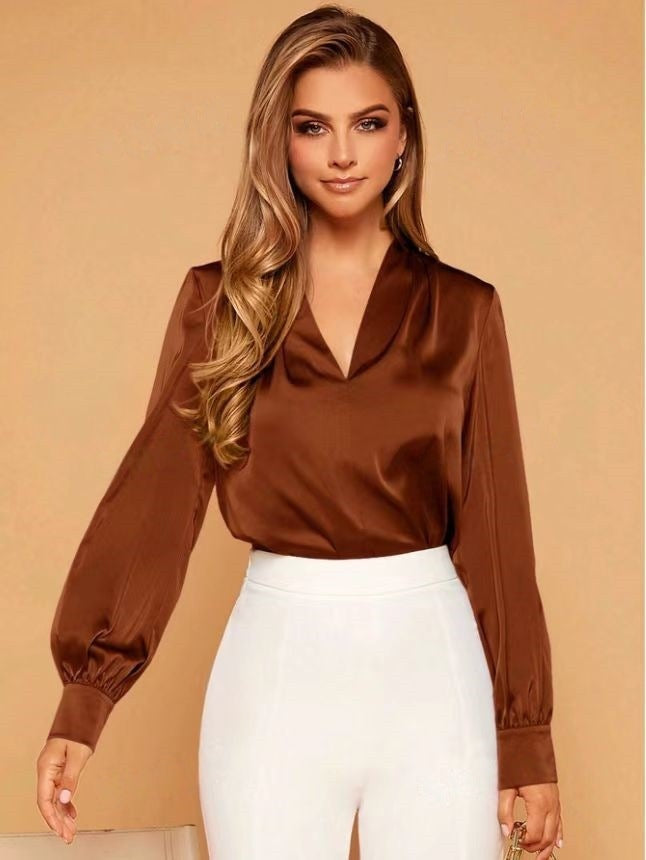 EMILIE IN LUCHTIGE SATIJNEN BLOUSE