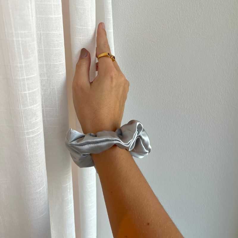 SILKE SCRUNCHIE GROOT - ZILVER