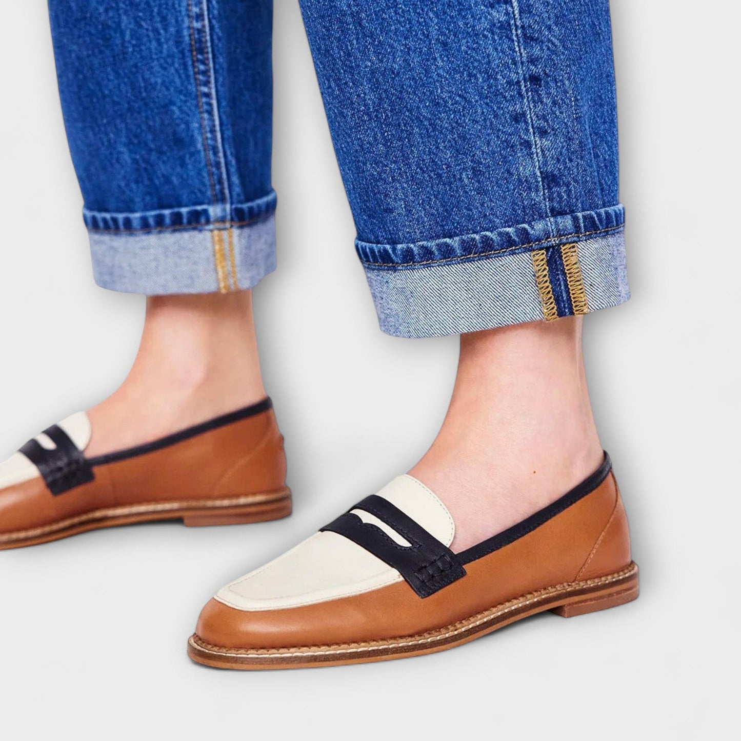Oceane – Bruine Loafer met Ronde Neus en Kleurblok