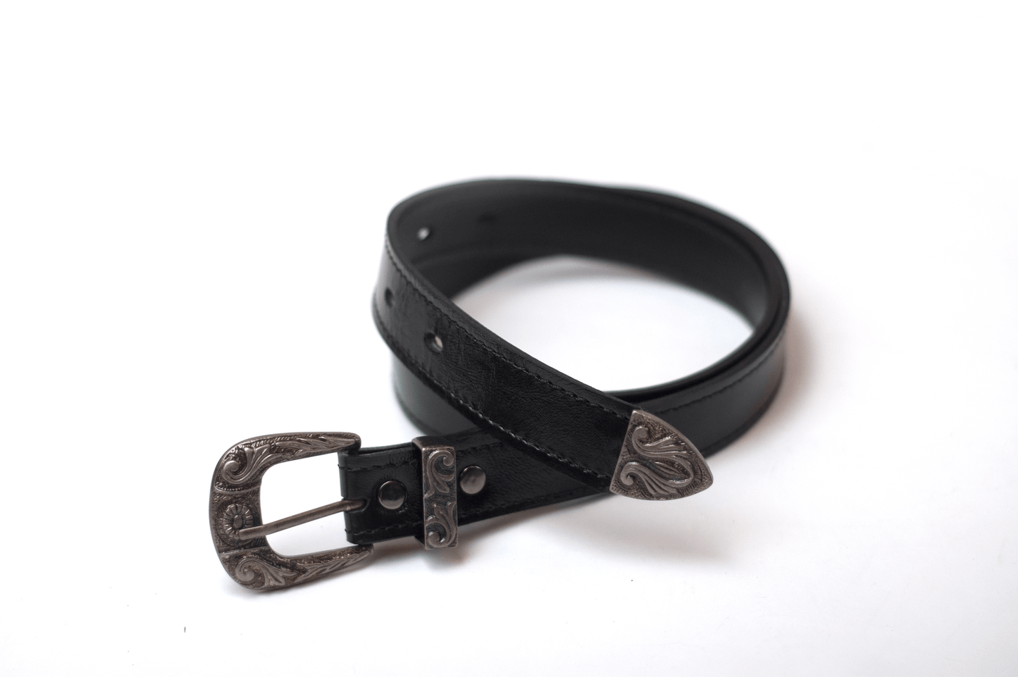 Glänzender schwarzer Lackledergürtel