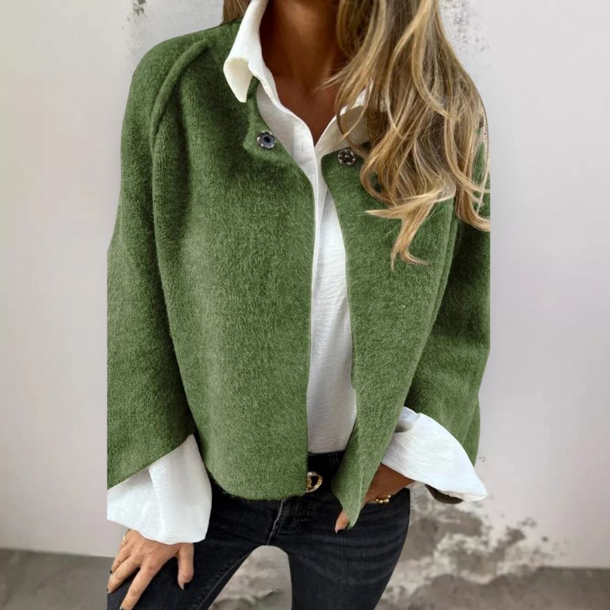 Luna - Stijlvolle korte bontjas met elegante knoopdetails
