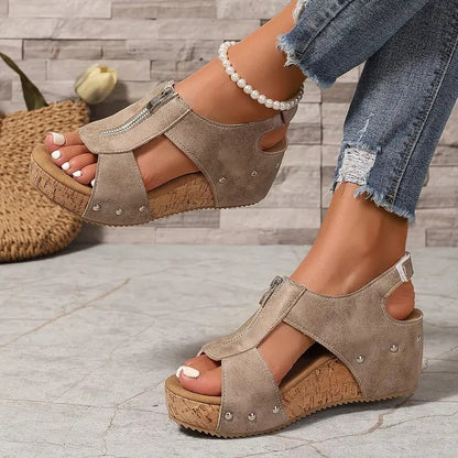 HANNA - Stijlvolle retro sleehak sandalen met rits