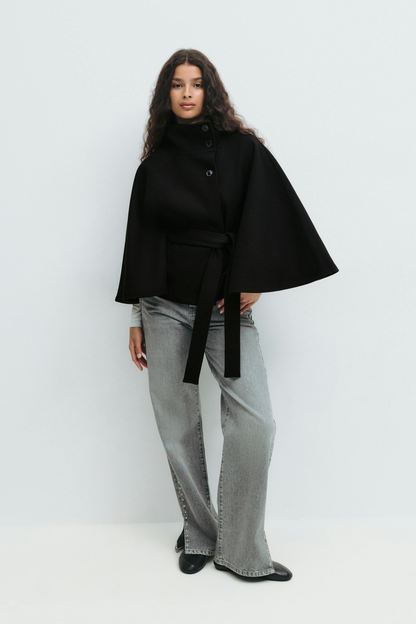 Lison – Veste cape ceinturée élégante