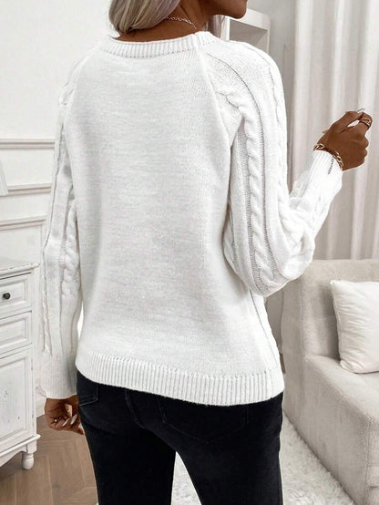 Clara – Kabelgebreide trui met knoopdetails