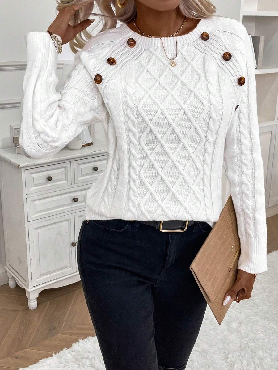 Clara – Kabelgebreide trui met knoopdetails