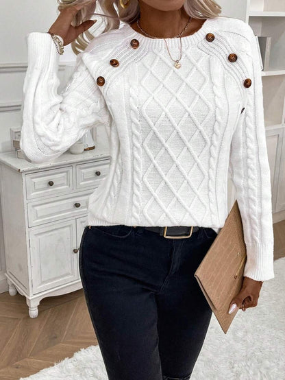 Clara – Kabelgebreide trui met knoopdetails