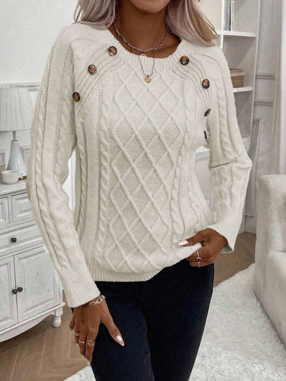 Clara – Kabelgebreide trui met knoopdetails