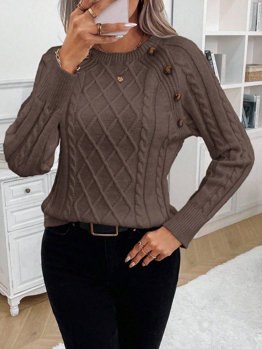 Clara – Kabelgebreide trui met knoopdetails