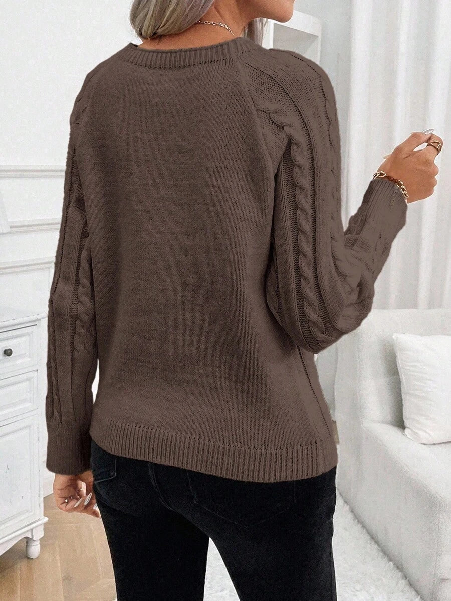 Clara – Kabelgebreide trui met knoopdetails