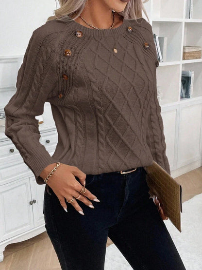 Clara – Kabelgebreide trui met knoopdetails