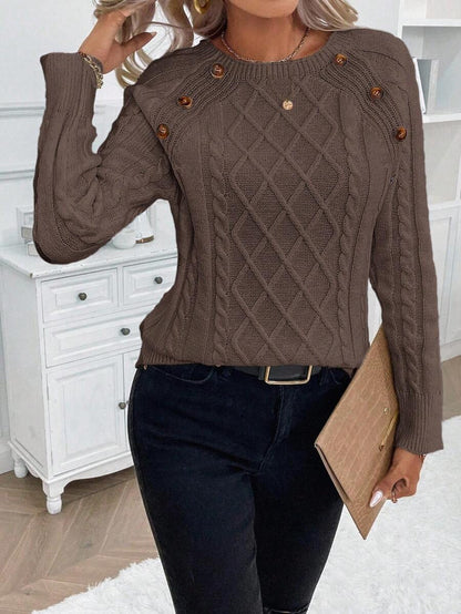 Clara – Kabelgebreide trui met knoopdetails