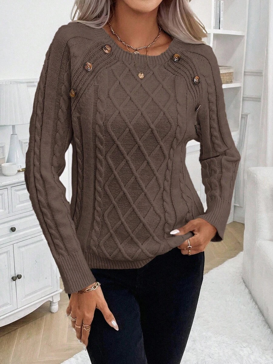 Clara – Kabelgebreide trui met knoopdetails