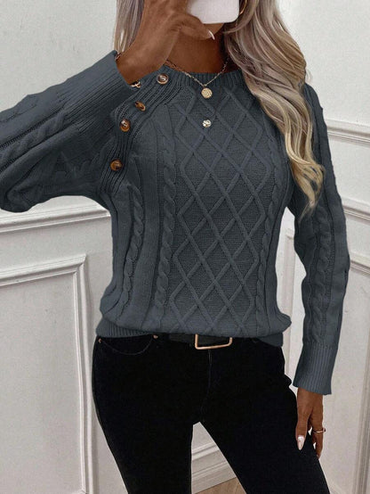 Clara – Kabelgebreide trui met knoopdetails