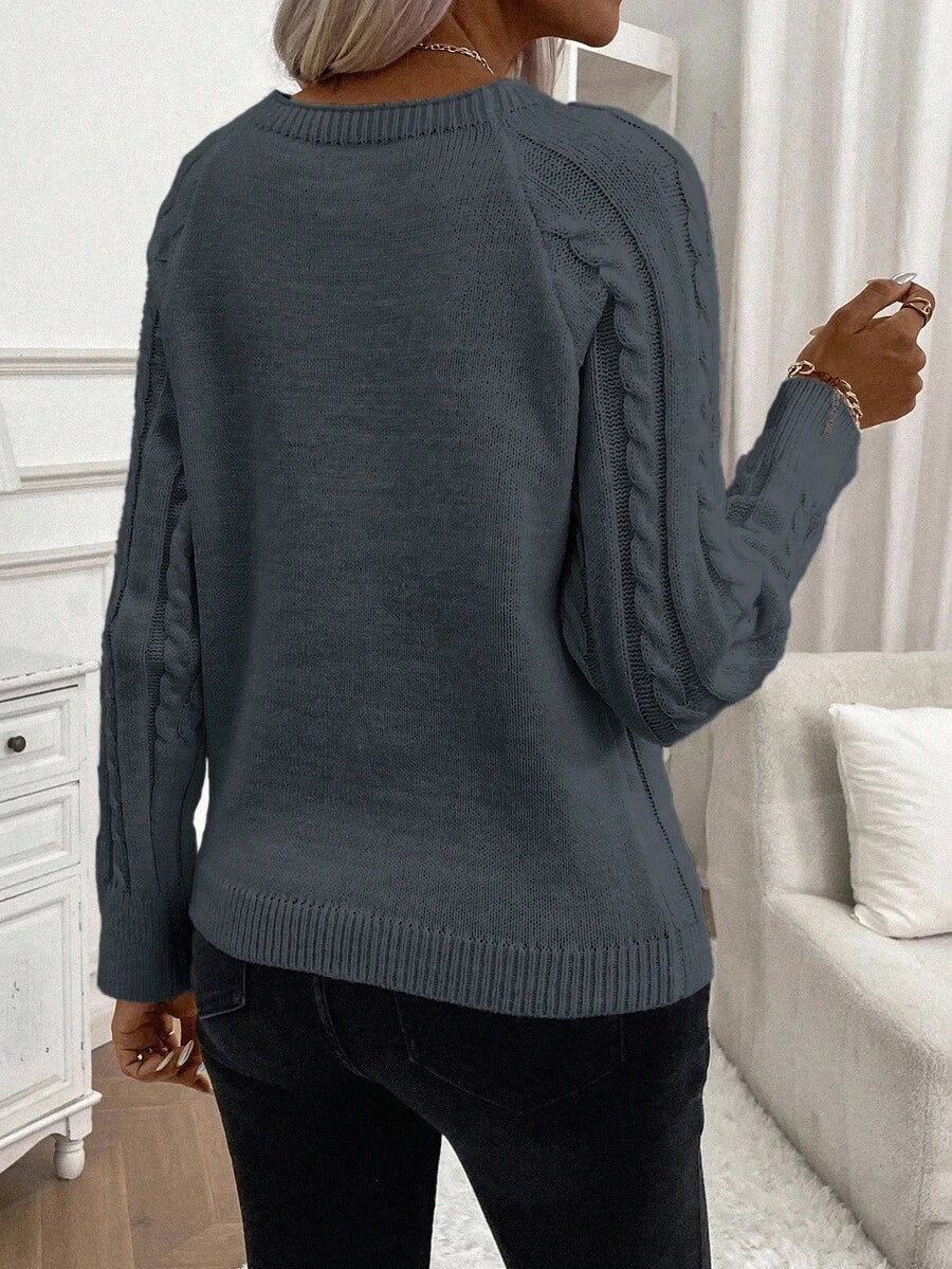 Clara – Kabelgebreide trui met knoopdetails