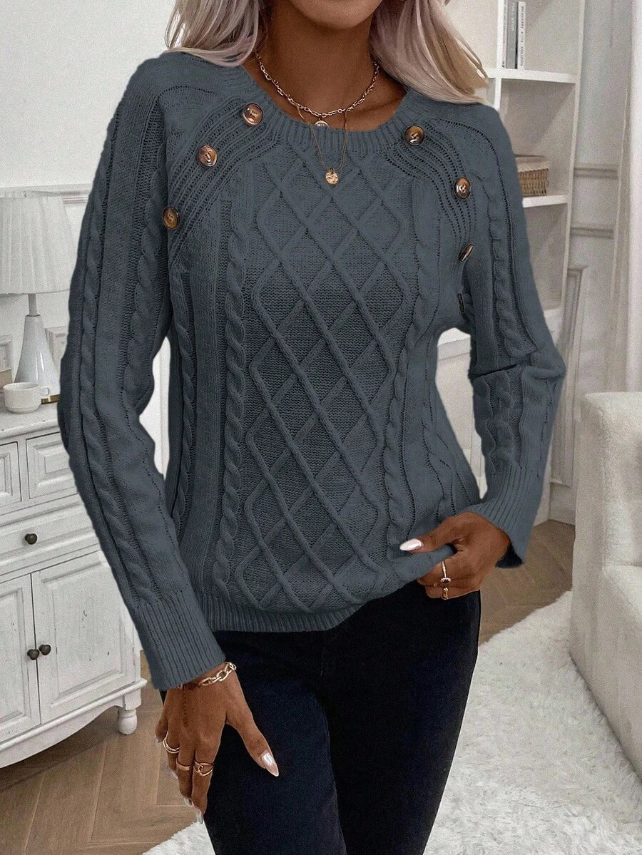 Clara – Kabelgebreide trui met knoopdetails
