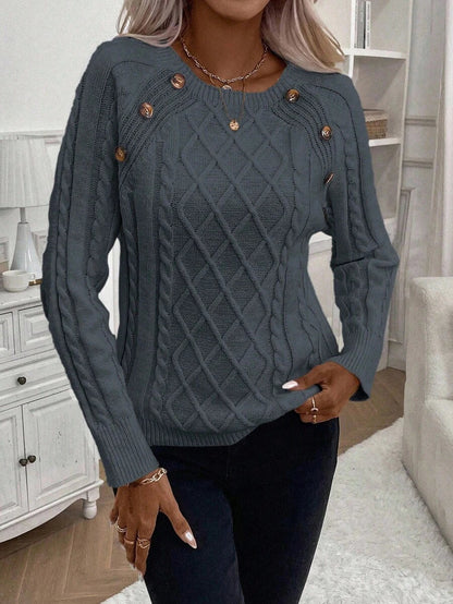 Clara – Kabelgebreide trui met knoopdetails