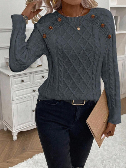 Clara – Kabelgebreide trui met knoopdetails