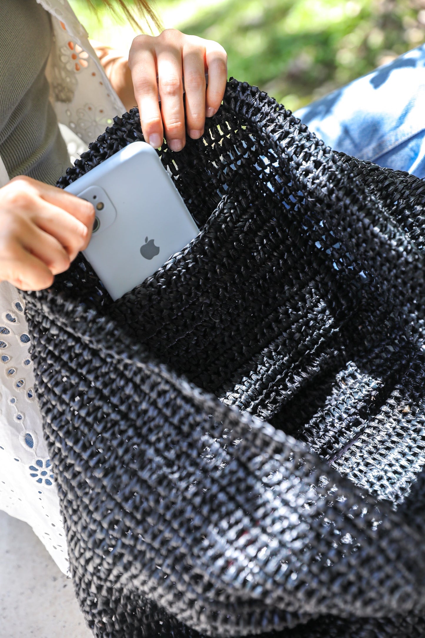 Zwart raffia tasje