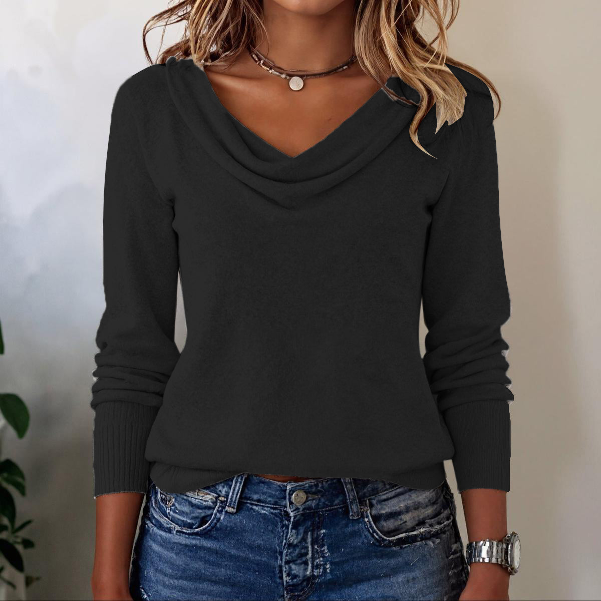 Grauer Langarm-Pullover ohne Muster