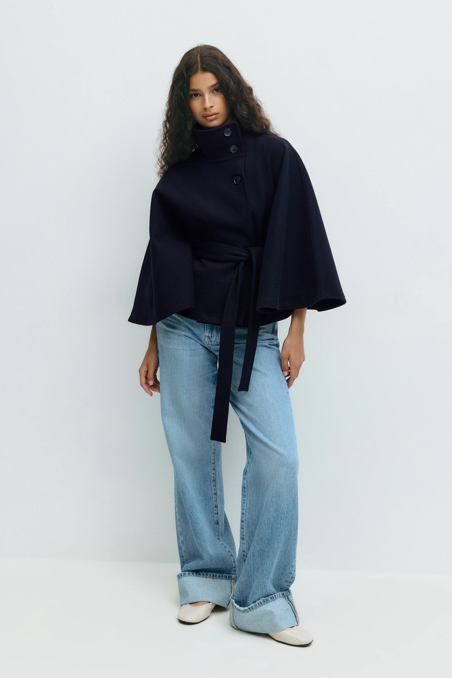 Lison – Veste cape ceinturée élégante