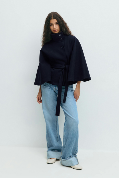 Lison – Veste cape ceinturée élégante