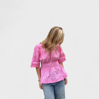 KATARÍNA – ELEGANT TAILLIERTE BLUSE