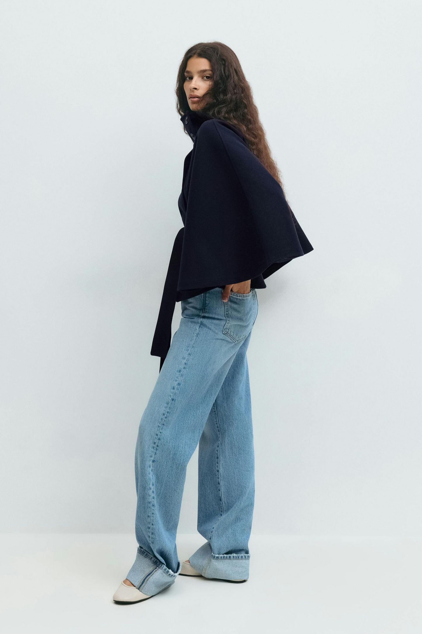 Lison – Veste cape ceinturée élégante