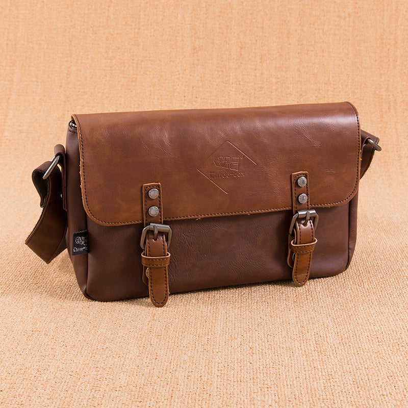 Heren schoudertas van imitatieleer met vintage gespen - Matthew