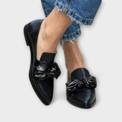 Zinnia – Loafer met slangenleren print en strikdetail