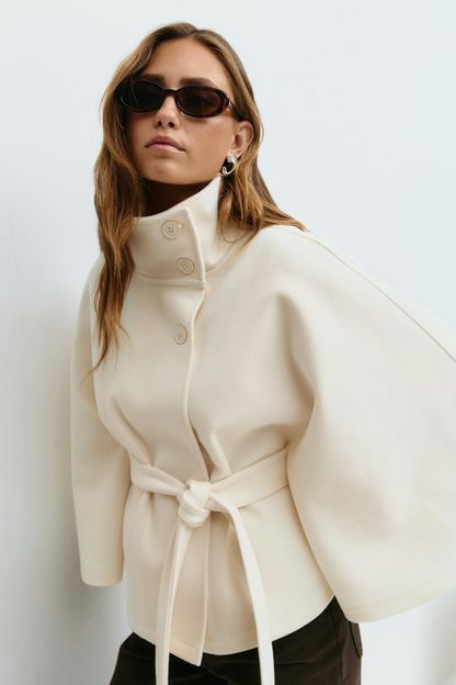 Lison – Veste cape ceinturée élégante