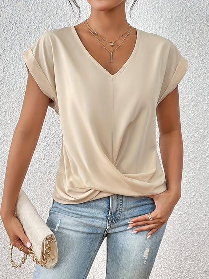 SANNE IN EEN CASUAL V-HALS T-SHIRT