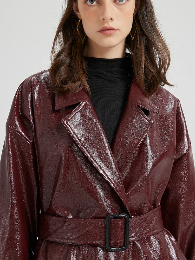 Bordeauxrode leren trenchcoat