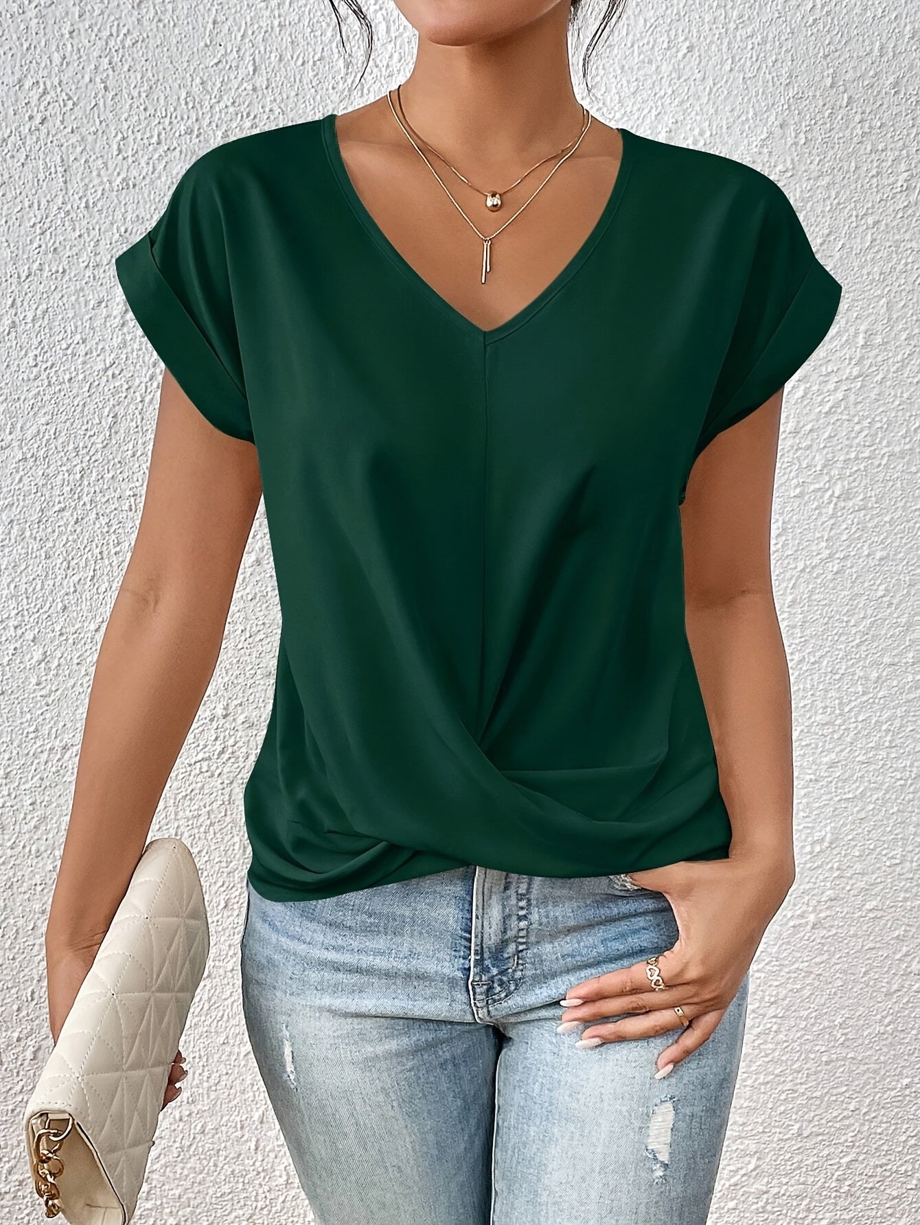 SANNE IN EEN CASUAL V-HALS T-SHIRT