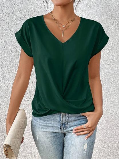 SANNE IN EEN CASUAL V-HALS T-SHIRT