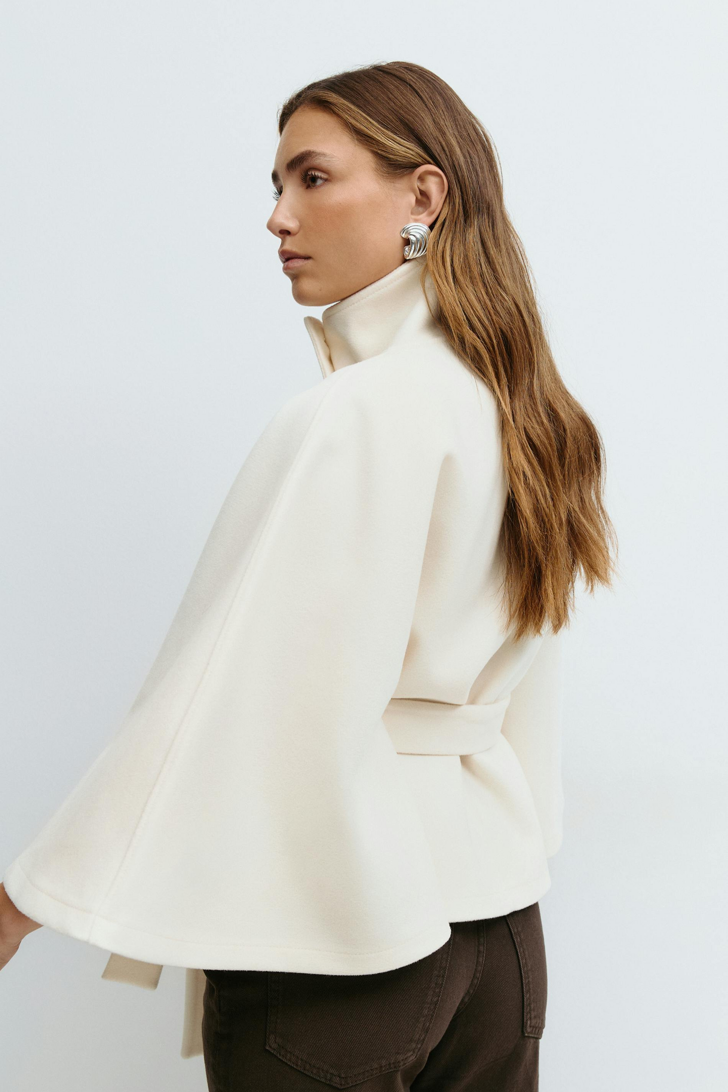 Lison – Veste cape ceinturée élégante