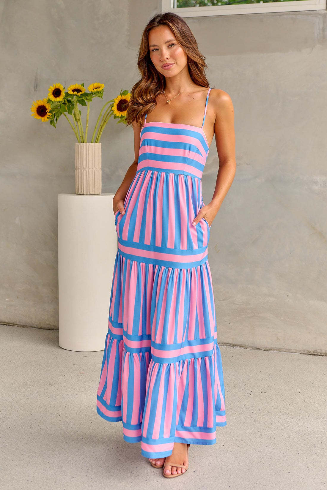 Marisol | Gestreiftes Maxikleid mit Trägern und Taschen