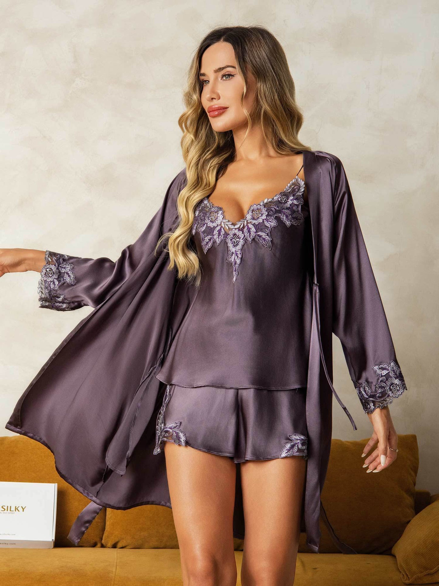 Elegant gewaad en camisole set van pure zijde met kanten rand 3-delig