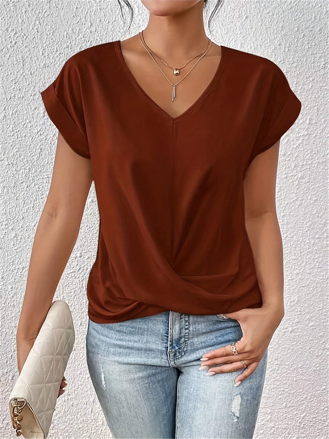 SANNE IN EEN CASUAL V-HALS T-SHIRT