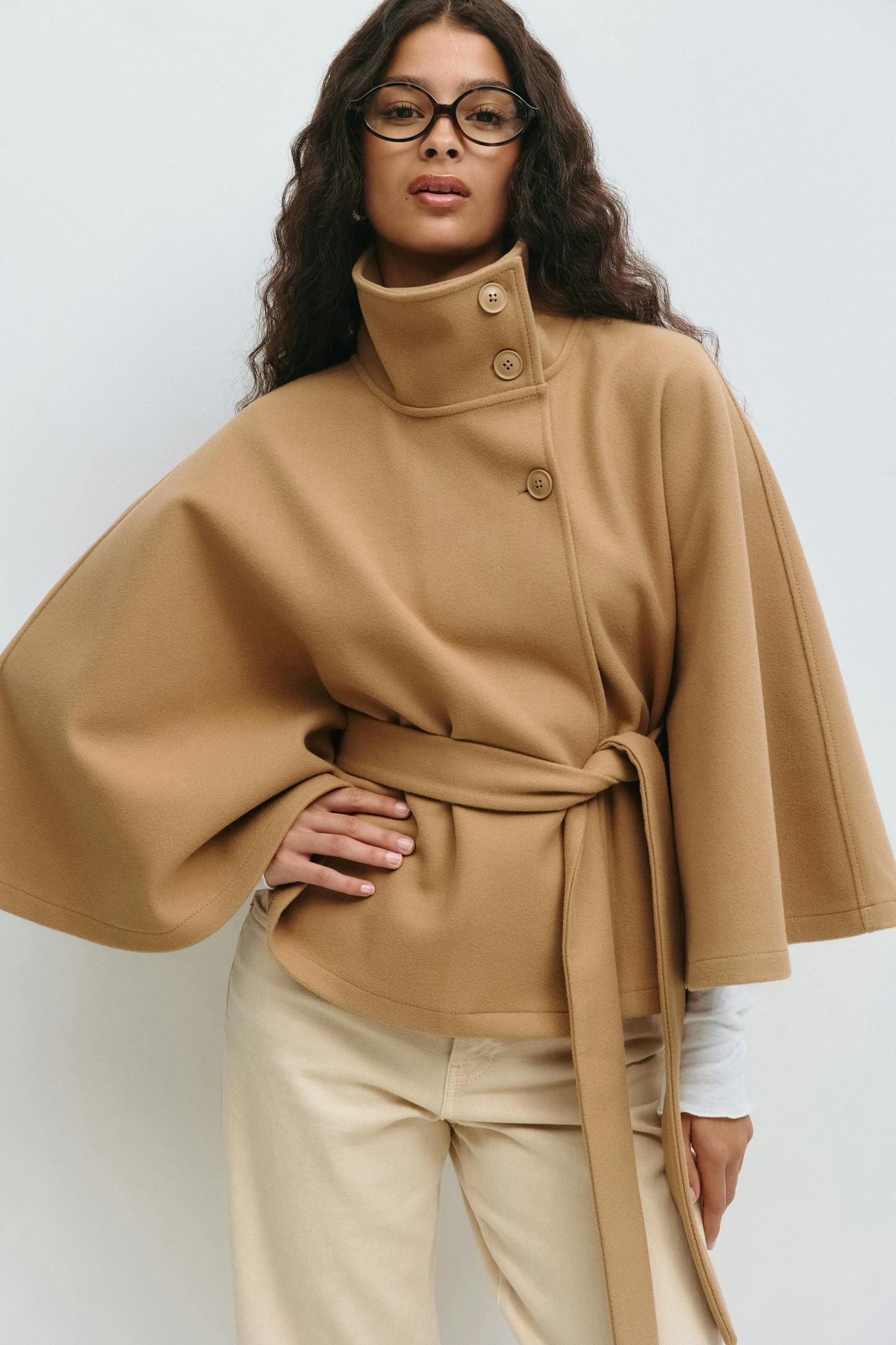 Lison – Veste cape ceinturée élégante