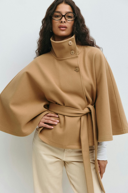 Lison – Veste cape ceinturée élégante
