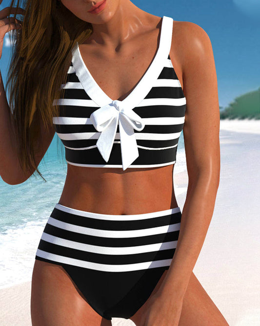 Hochtaillierte gestreifte Bikinis