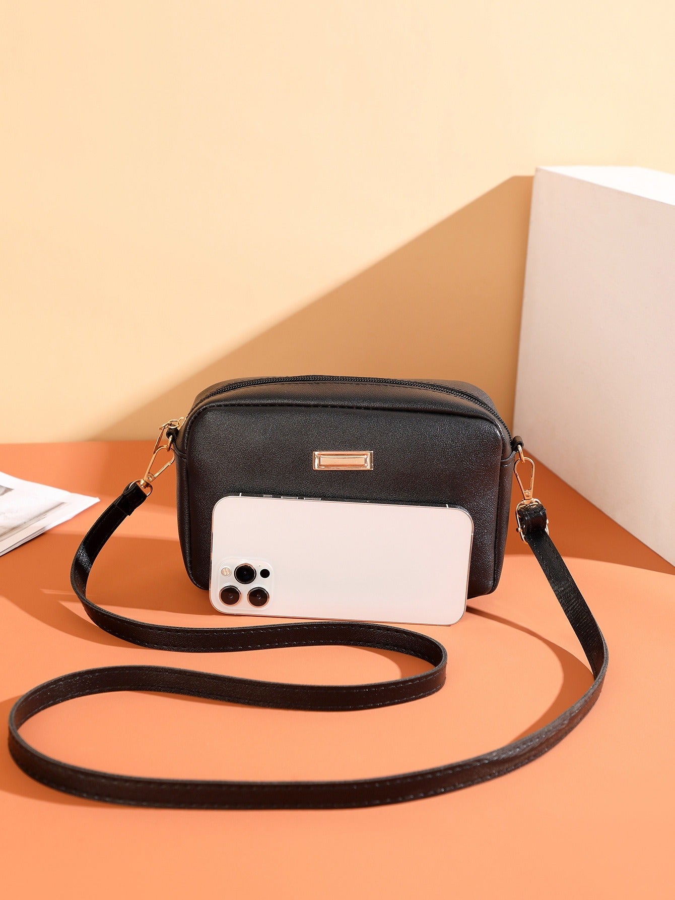 Sac à bandoulière en cuir synthétique pour femme au design minimaliste - Clara
