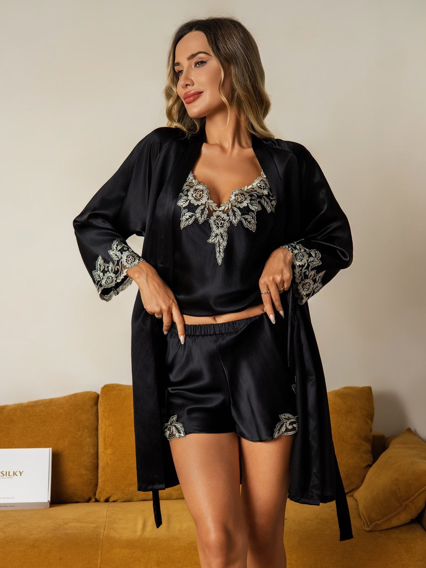 Elegant gewaad en camisole set van pure zijde met kanten rand 3-delig