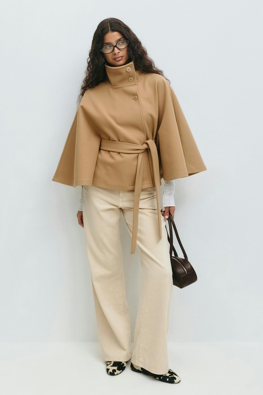 Lison – Veste cape ceinturée élégante