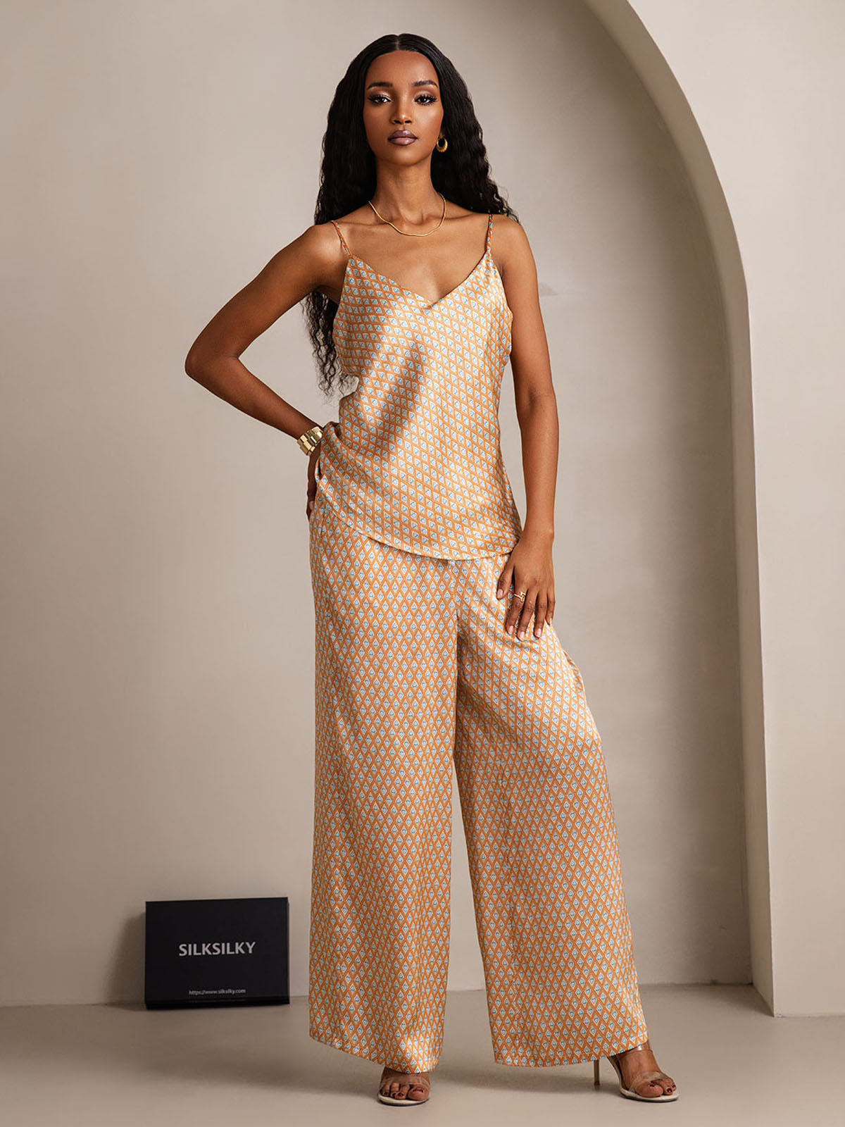 Zijden pyjamaset met camisole en wijde broek