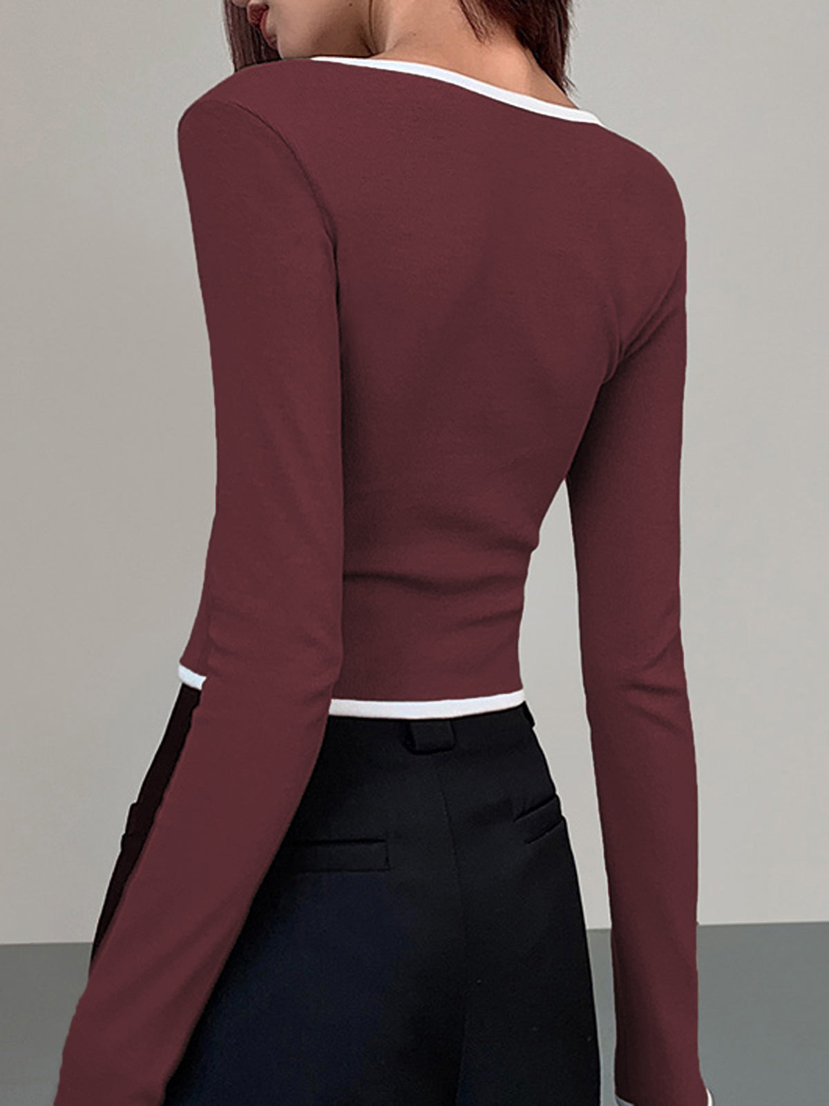 Langarm-Strickshirt mit quadratischem Ausschnitt und Kontrastbesatz