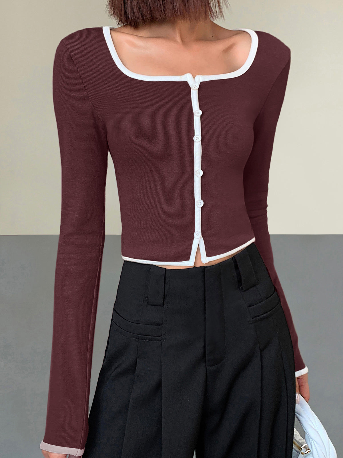 Langarm-Strickshirt mit quadratischem Ausschnitt und Kontrastbesatz