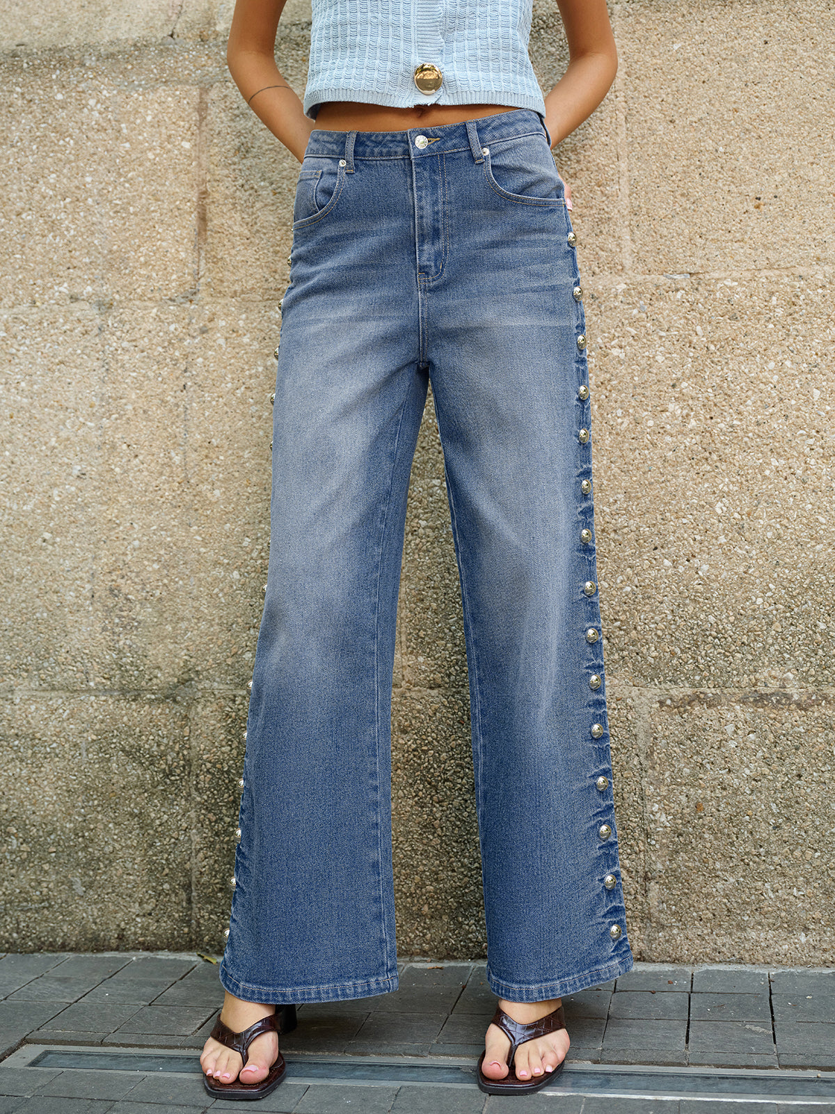 Jeans mit seitlichen Knopfdetails und Taschen
