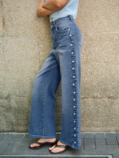 Jeans mit seitlichen Knopfdetails und Taschen